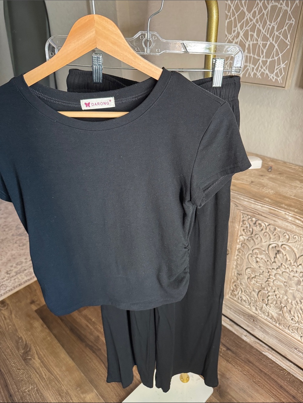 Darong Women's Black Short Sleeve Crewneck Tee and Pants Set